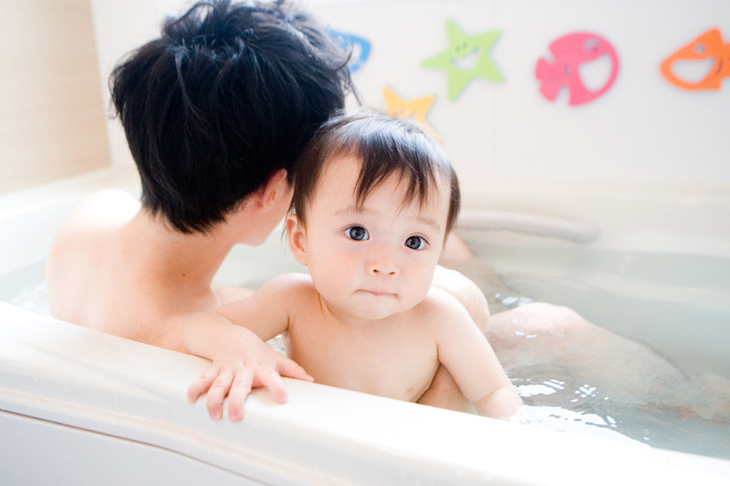 父親とお風呂に入る赤ちゃん